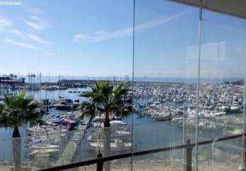 Moderne Wohnung mit Blick auf den Hafen und Meerblick