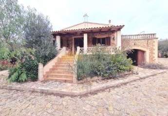 Renovierungsbedürftige Finca mit Blick auf Cabrera.