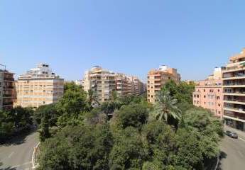 Lichtdurchflutetes Penthouse mit moderner Eleganz und Weitblick über die Stadt