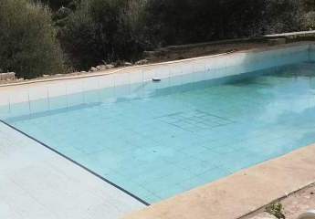 Ein Stück Mallorca mit Geschichte: Großes Stadthaus mit Parkgrundstück und Pool in Campanet