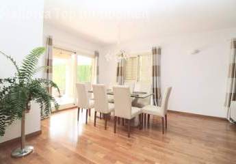 Elegante Villa mit separater Gästesuite unweit des Mhares Beach Clubs