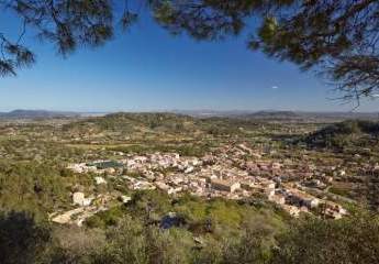 Großes Naturstein - Einfamilienhaus mit Gemeinschaftspool