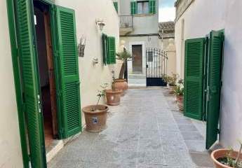 Historisches mallorquinisches Dorfhaus mit Garage, Terrasse und Ausbaupotenzial in Petra
