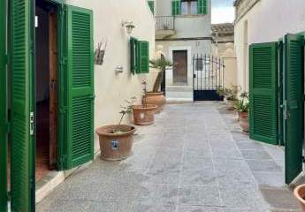Historisches mallorquinisches Dorfhaus mit Garage, Terrasse und Ausbaupotenzial in Petra