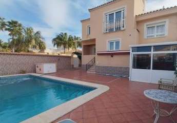 Elegante Doppelhaushälfte mit Pool nahe den Salzseen von Torrevieja