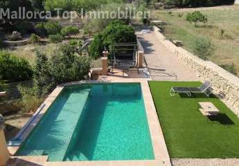 Finca, eingebettet in die Natur mit Blick auf den Hexenberg.