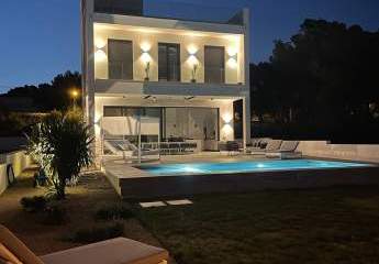 Eleganz und Meerblick: Ihr Traumhaus an der sonnigen Küste