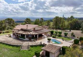 Atemberaubende Finca mit spektakulärem Meer- und Bergblick in Campanet - Einmalige Lage & mediterraner Charakter
