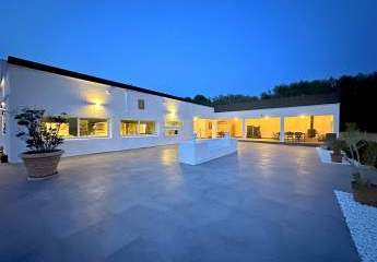 Architektonische Exzellenz mit Meerblick und Privatsphäre auf höchstem Niveau