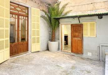 Renovierungsbedürftige Wohnung in einem Stadthaus mit Patio