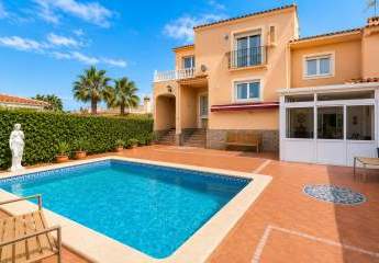 Elegante Doppelhaushälfte mit Pool nahe den Salzseen von Torrevieja