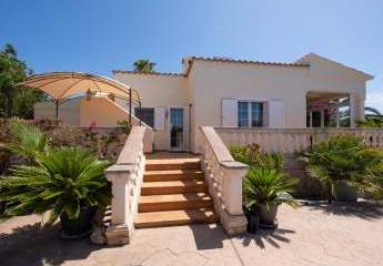 Mediterraner Bungalow mit Privatsphäre, Pool & Meerblick