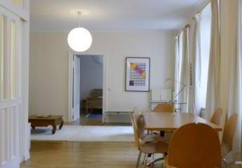 ruhig hell zentral möbliert: große 2-Zimmer-Altbau-Wohnung, Vermietung auf Zeit