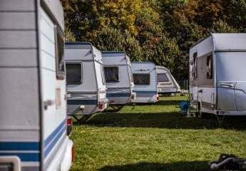 Campingplatz im Norden von Baden-Württemberg, nahe Gewässer, starke touristische Ausrichtung