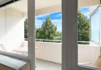 Bezugsfreies Apartment mit Balkon – direkt an der U-Bahn - gross hell renoviert