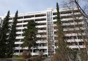Freundliche 1-Zimmer-Wohnung mit Balkon, grandiosem Ausblick und Schwimmbad in Augsburg