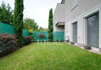 Győr, Ménfőcsanak, Ziegelwohnung im Erdgeschoss mit Garten zu verkaufen.