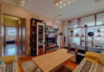 54 m² große, helle Wohnung (Wohnzimmer + 2 Schlafzimmer) im 6. Stock mit Balkon zu verkaufen.