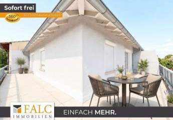 Großer Sonnenbalkon über den Straßen der Stadt