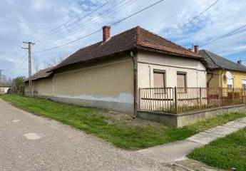 Ein renovierungsbedürftiges Bauernhaus in der Nähe von mehreren Thermalbädern