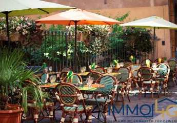 Modernes Restaurant mit großem Außenbereich im Nikolaiviertel