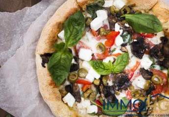 Kleines Restaurant mit Pizzaofen im Schillerkiez