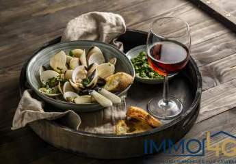 Modernes Restaurant mit großem Außenbereich am Mauerpark