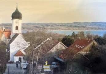 Diese stilvolle Maisonette-Dachgeschosswohnung mit Spitzboden und herrlichem Seeblick vereint gemütliches Wohnen mit modernem Komfort auf 80 m2 und traumhafter Lage am Ammersee.