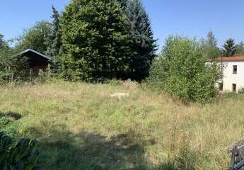 Teilerschlossenes Baugrundstück 872m² – positiver Bauvorbescheid – im Zentrum