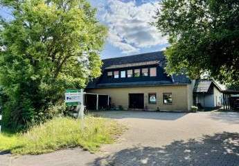 Familien(t)raum mit Perspektive – Zweifamilienhaus auf großem Grundstück mit Ausbauoption