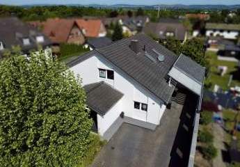 Designwohnen: Modernes Familienhaus mit offenem Raumkonzept und stilvollem Garten