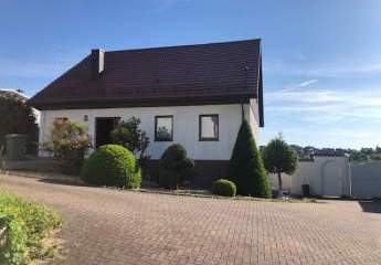 Tolles Anwesen 2711 qm² ;  Haus mit Einliegerwohnung / Doppelgarage wartet auf Sie.