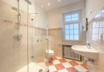 Sanierte Wohnung mit Parkett, EBK und großer Außenterrasse & Glasfaseranschluss in zentraler Lage