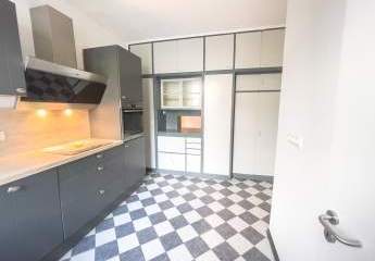 Sanierte Wohnung mit Parkett, EBK und großer Außenterrasse & Glasfaseranschluss in zentraler Lage