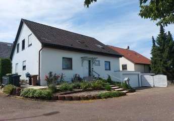 Freistehendes Zweifamilienhaus in Erdmannhausen mit großen Garten, Doppelgarage, Stellplatz, Zisterne, vollunterkellert, provisionsfrei