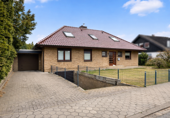 Großzügiger Bungalow mit ca. 330 m² Wohn- und Nutzfläche, Ausbaureserve und Vollkeller in Glinde