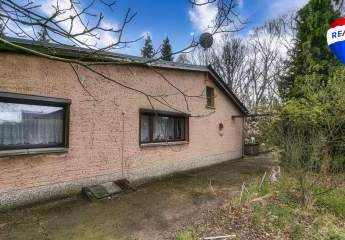 Bungalow und Garage auf großem Grundstück in Berlin-Karow