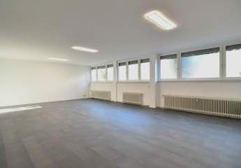 Ein bis drei Räume, Empfang, WC + Teeküche... frisch renoviert extra für Sie!