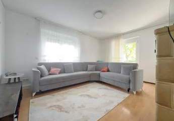 HELLE 3-ZIMMER-EG-WOHNUNG MIT BALKON UND STELLPLATZ
- in ruhiger Randlage von Denkendorf