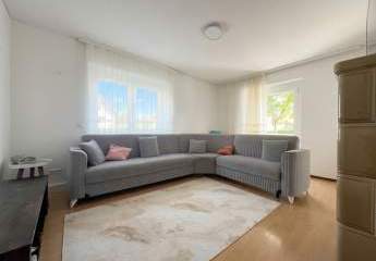IN RUHIGER LAGE DENKENDORFS - helle hochparterre Wohnung mit Tageslichtbad, SüdbaIkon und Stellplatz