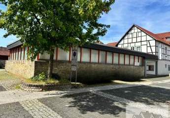 Geschäftsräume mit Parkflächen in zentraler Lage