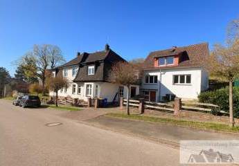 Zwei Doppelhaushälften und Nebengebäude in Stadtoldendorf zu verkaufen.