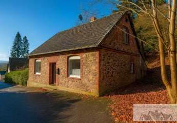*REDUZIERT* Renovierungsbedürftiges Natursteinhaus in idyllischer Lage