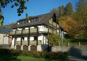 **Attraktives Mehrfamilienhaus mit drei hochwertigen Wohnungen – ideale Kapitalanlage**