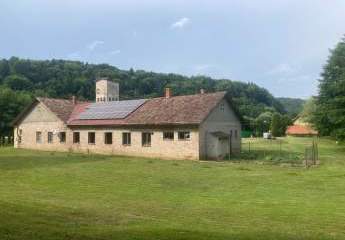 (WESTUNGARN) Im einer der schönsten Ecken des Nationalparks Őrség bieten wir in Felsőszölnök dieses – einst als Kaserne diente - Anwesen mit unzähligen Möglichkeiten zum Verkauf an