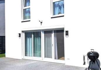 (nähe Wien) Neuwertiges, neu gebautes Premium-Einfamilienhaus mit Keller, Terrasse und Gartenhaus in Bruck an der Leitha, in der Nähe des Neusidler Sees, 25 Minuten von Wien entfernt