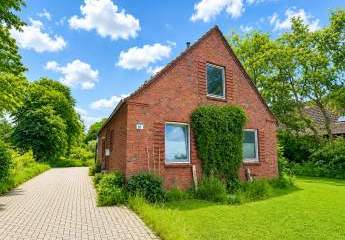 6.000 m² Freiheit an der Nordsee – 
Kamin, Altbaumbestand & Privatsphäre