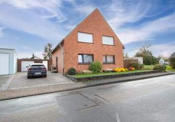 Bewohntes Zweifamilienhaus in Kleve zum Kauf, inkl. Wohnrecht der Eigentümerin.