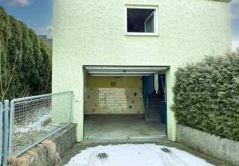 Garage mit Werkbank und eigenem Zugang!