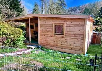 Holzhaus in Blockbauweise auf Pachtgrundstück in seenaher Ruhelage